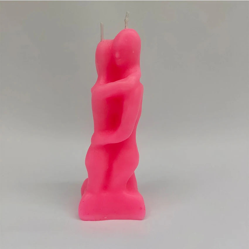 Vela decorativa de pareja, hombre y mujer abrazándose – Vela de amantes para ritual de amor y enamoramiento, disponible en rojo y rosa.