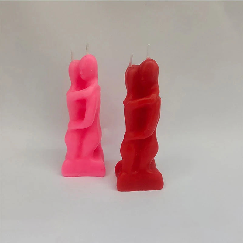 Vela decorativa de pareja, hombre y mujer abrazándose – Vela de amantes para ritual de amor y enamoramiento, disponible en rojo y rosa.