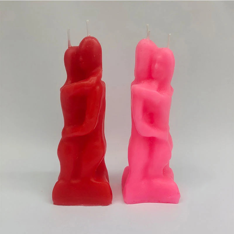 Vela decorativa de pareja, hombre y mujer abrazándose – Vela de amantes para ritual de amor y enamoramiento, disponible en rojo y rosa.