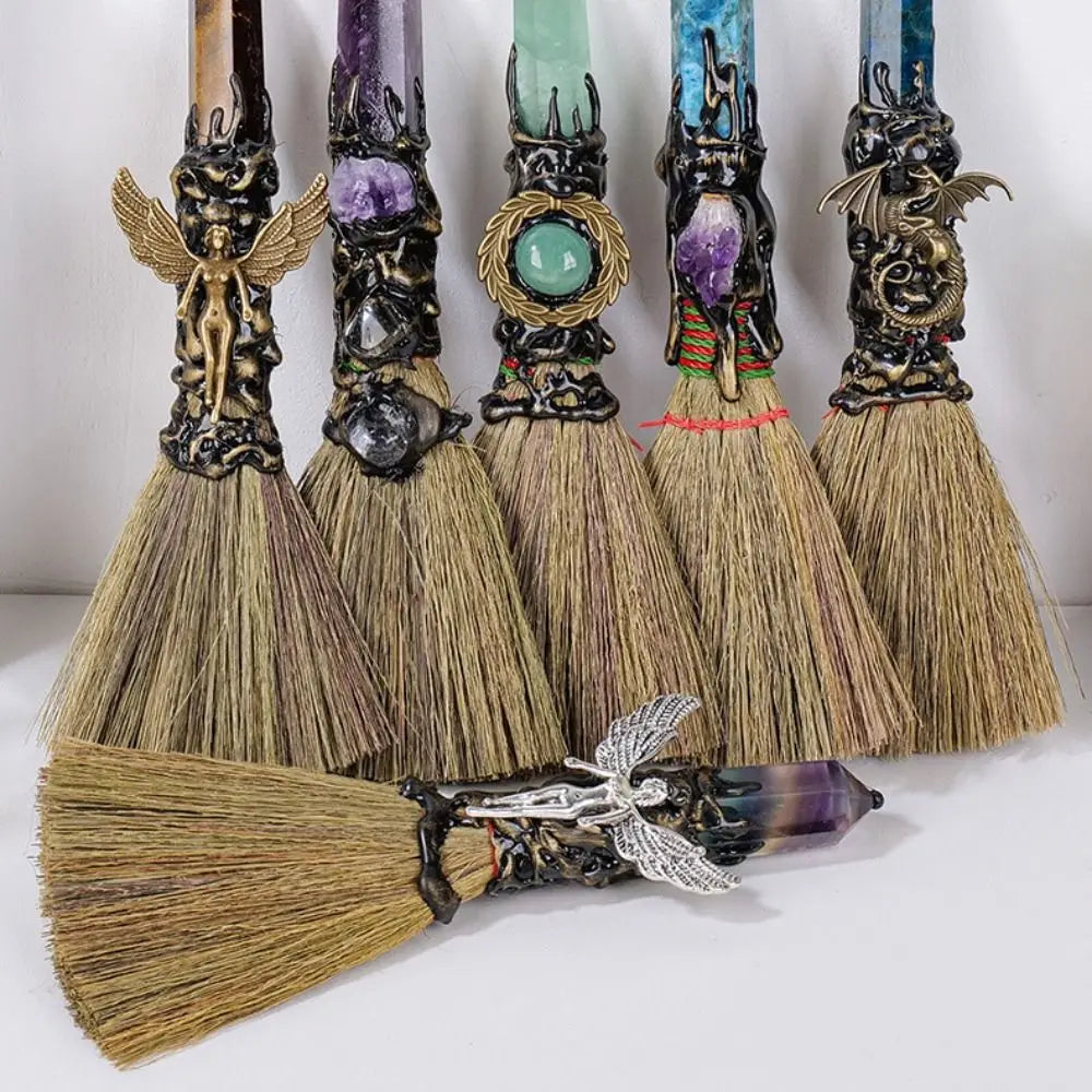 🔮 Escoba Mística de Cristal Natural – Mini Adorno Artesanal