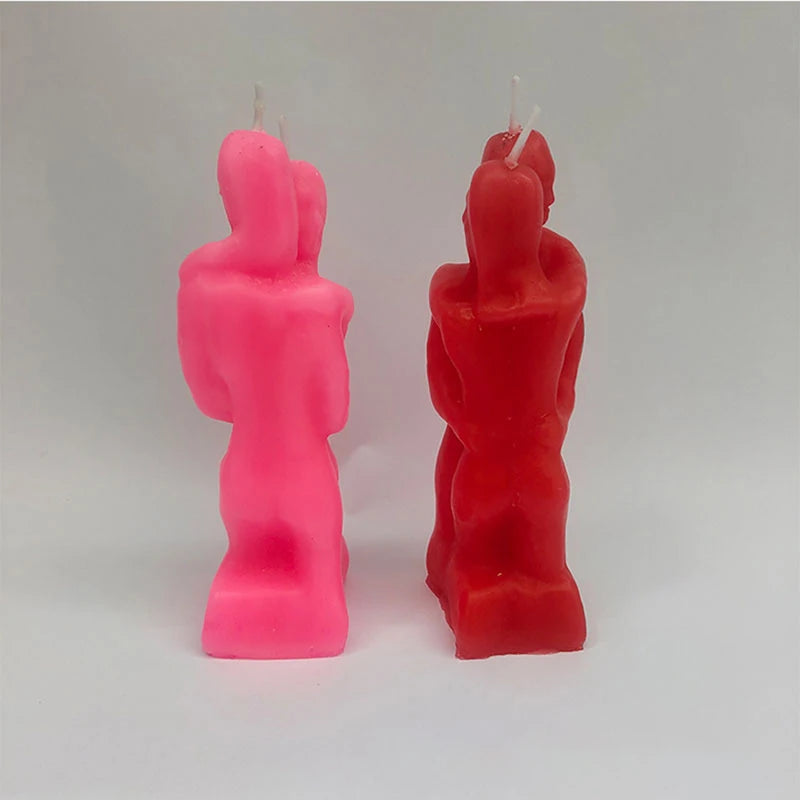 Vela decorativa de pareja, hombre y mujer abrazándose – Vela de amantes para ritual de amor y enamoramiento, disponible en rojo y rosa.