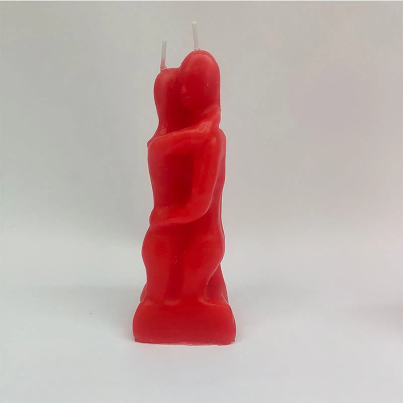 Vela decorativa de pareja, hombre y mujer abrazándose – Vela de amantes para ritual de amor y enamoramiento, disponible en rojo y rosa.